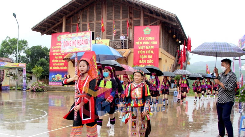 Các dòng họ dẫn lễ về lễ hội Bàn Vương tổ chức tại Nhà sinh hoạt cộng đồng người Dao xã Nam Sơn (5-2022). Ảnh: Huỳnh Đăng