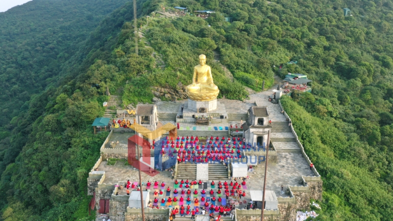 300 học viên đồng diễn Yoga tại khu vực Bảo tượng Phật Hoàng Yên Tử (6-2023). Ảnh: Việt Anh