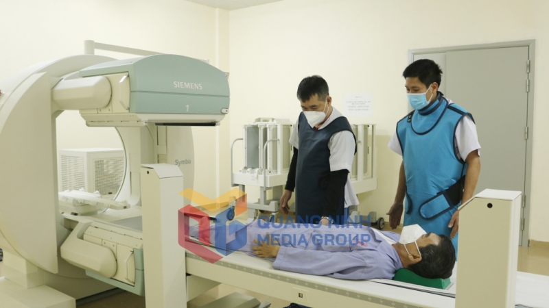 Bác sĩ Bệnh viện Việt Nam - Thụy Điển Uông Bí phối hợp với chuyên gia Bệnh viện Bạch Mai (Hà Nội) triển khai kỹ thuật khó trong chụp xạ hình điều trị cho bệnh nhân ung thư (6-2023). Ảnh: Nguyễn Hoa