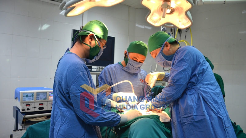 Phẫu thuật cho bệnh nhân ung thư tại Bệnh viện Bãi Cháy (6-2023). Ảnh: Nguyễn Hoa