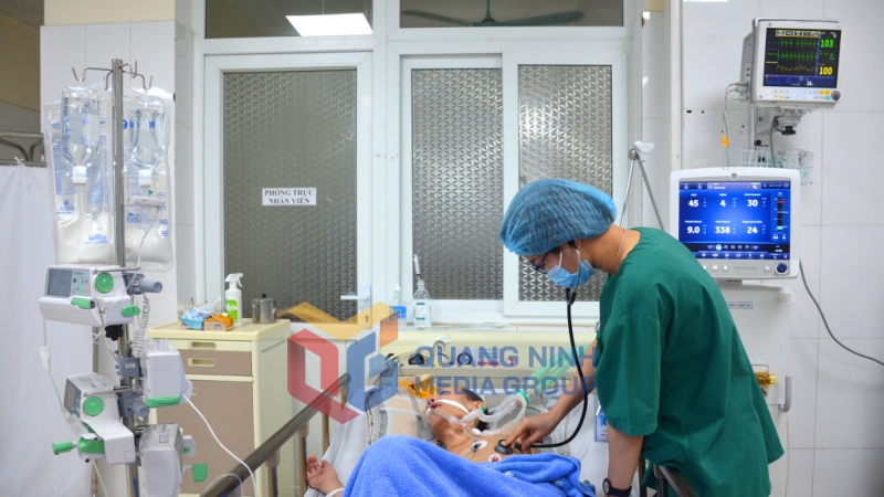 Bác sĩ của Trung tâm Ung bướu (Bệnh viện Bãi Cháy) điều trị chăm sóc giảm nhẹ cho bệnh nhân ung thư (6-2023). Ảnh: Nguyễn Hoa