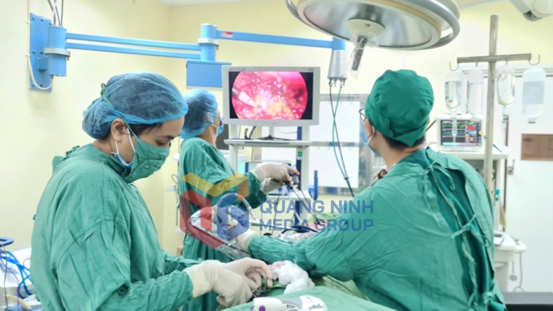 Một ca mổ nội soi cắt thùy phổi cho người bệnh ung thư tại Bệnh viện Việt Nam - Thụy Điển Uông Bí (6-2023). Ảnh: Nguyễn Hoa