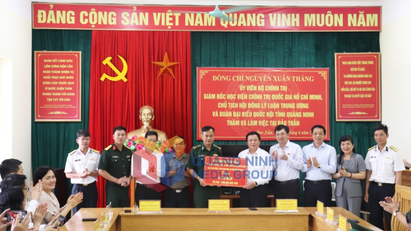 Đồng chí Nguyễn Xuân Thắng tặng quà cho cán bộ, chiến sỹ lực lượng vũ trang đang công tác tại đảo Trần, xã Thanh Lân, huyện Cô Tô (6-2023). Ảnh: MInh Đức