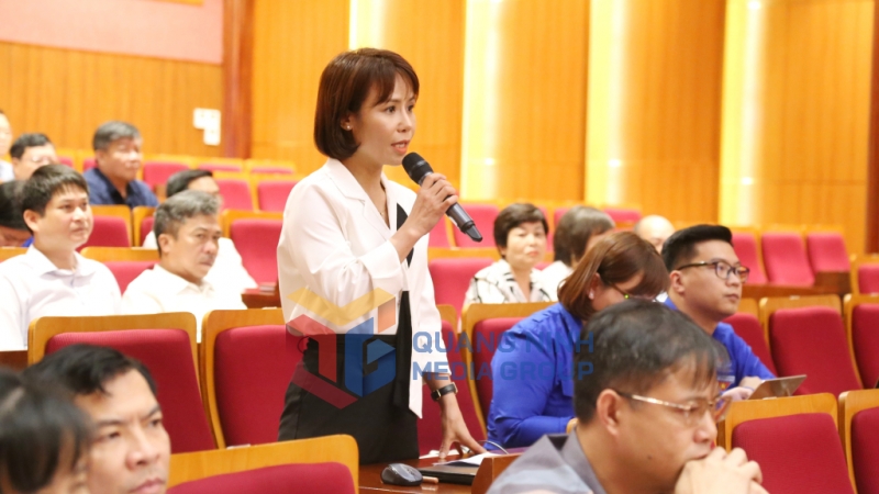Cử tri phát biểu, kiến nghị tại buổi tiếp xúc (6-2023). Ảnh Nguyễn Thanh