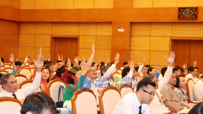 Các đại biểu biểu quyết thông qua Nghị quyết Đại hội (6-2023). Ảnh: Thu Chung