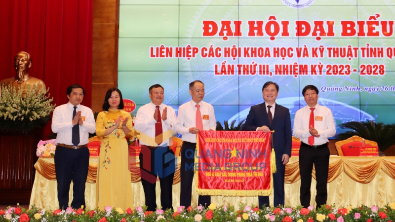 Liên hiệp các Hội Khoa học và Kỹ thuật Việt Nam tặng Cờ thi đua xuất sắc năm 2022 cho Liên hiệp các hội Khoa học và Kỹ thuật tỉnh Quảng Ninh (6-2023). Ảnh: Thu Chung