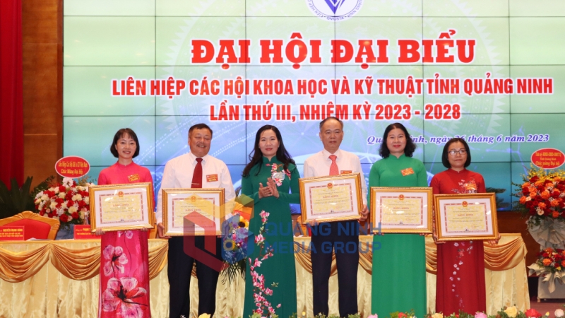 UBND tỉnh tặng bằng khen cho 2 tập thể, 3 cá nhân có thành tích xuất sắc trong giai đoạn 2017-2022 (6-2023). Ảnh: Thu Chung