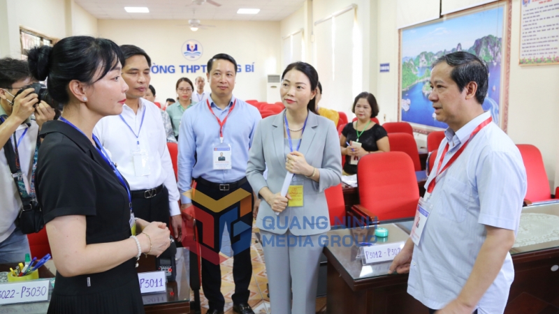 Bộ trưởng Bộ GĐ&ĐT Nguyễn Kim Sơn trao đổi với các cán bộ làm nhiệm vụ tại điểm thi (6-2023). Ảnh: Thu Chung
