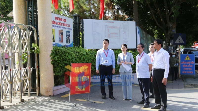 Bộ trưởng Bộ Giáo dục và Đào tạo Nguyễn Kim Sơn kiểm tra công tác đảm bảo an ninh khu vực điểm thi trường THPT Uông Bí (6-2023). Ảnh: Thu Chung