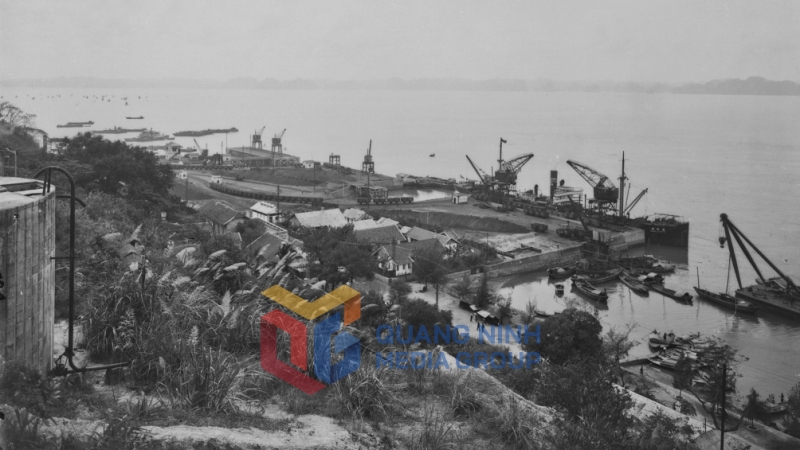 Toàn cảnh cảng than Hongay (Hòn Gai) năm 1925. Nguồn: Flick-Mạnh Hải