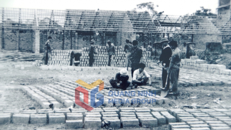 CBCS Lữ đoàn 147 tập trung xây dựng doanh trại những ngày đầu thành lập. Ảnh: Tư liệu.