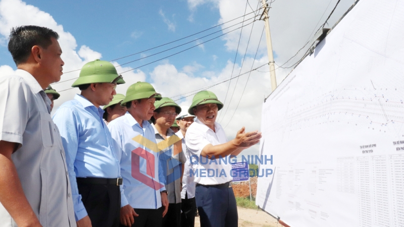 Đồng chí Nguyễn Xuân Ký, Ủy viên Trung ương Đảng, Bí thư Tỉnh ủy, Chủ tịch HĐND tỉnh Quảng Ninh và đồng chí Lê Tiến Châu, Ủy viên Trung ương Đảng, Bí thư Thành ủy Hải Phòng cùng các đồng chí lãnh đạo 2 địa phương kiểm tra tiến độ dự án đầu tư xây dựng cầu Bến Rừng (7-2023). Ảnh: Thu Chung