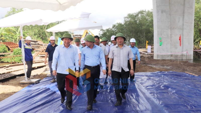 Lãnh đạo tỉnh Quảng Ninh và lãnh đạo TP Hải Phòng kiểm tra các công trình giao thông trọng điểm kết nối 2 địa phương (7-2023). Ảnh: Thu Chung