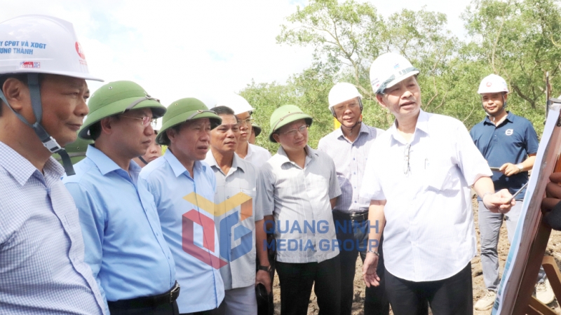 Lãnh đạo tỉnh Quảng Ninh và TP Hải Phòng nghe nhà thầu báo cáo tiến độ thi công cầu Bến Rừng (7-2023). Ảnh: Thu Chung