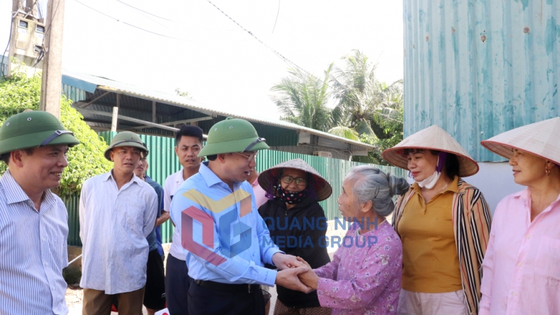 Nhân dân các địa phương cũng bày tỏ niềm vui mừng, phấn khởi khi dự án cầu Bến Rừng được triển khai (7-2023). Ảnh: Thu Chung