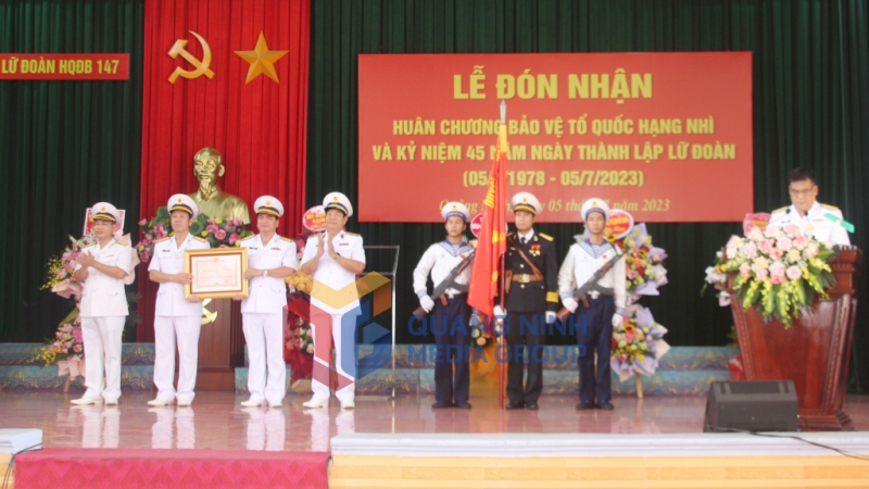 Chuẩn Đô đốc Phan Tuấn Hùng, Uỷ viên Đảng uỷ Quân chủng, Phó Tư lệnh Quân chủng Hải quân, trao tặng Huân chương Bảo vệ Tổ quốc hạng Nhì cho Lữ đoàn 147 (7-2023). Ảnh: Cao Quỳnh