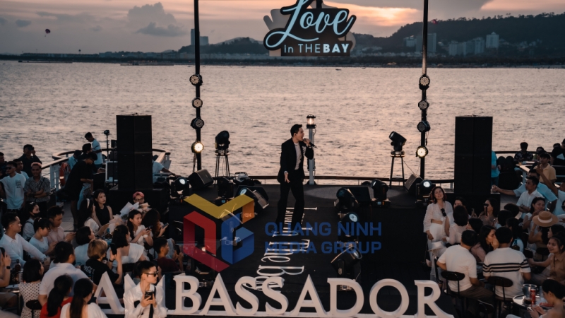 Đêm nhạc “Love in the bay” trên Vịnh Hạ Long là cách mà du thuyền Ambassador đem tới cho du khách một sản phẩm du lịch văn hóa mới (7-2023). Ảnh: Hà Phong