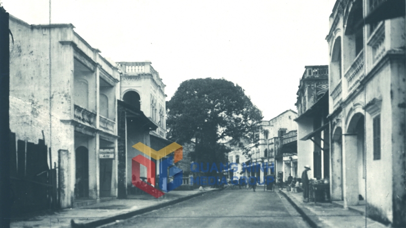 Quang cảnh phố Chính ở Móng Cái những năm 1920 -1929. Ảnh: Raphaël Moreau