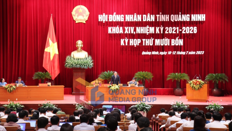 Đồng chí Nguyễn Xuân Ký, Ủy viên Trung ương Đảng, Bí thư Tỉnh uỷ, Chủ tịch HĐND tỉnh, điều hành phiên chất vấn và trả lời chất vấn.
