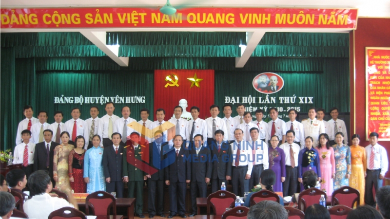 Ban Chấp hành Đảng bộ thị xã nhiệm kỳ 2010-2015 ra mắt tại Đại hội (7-2010). Ảnh: Tuấn Hương