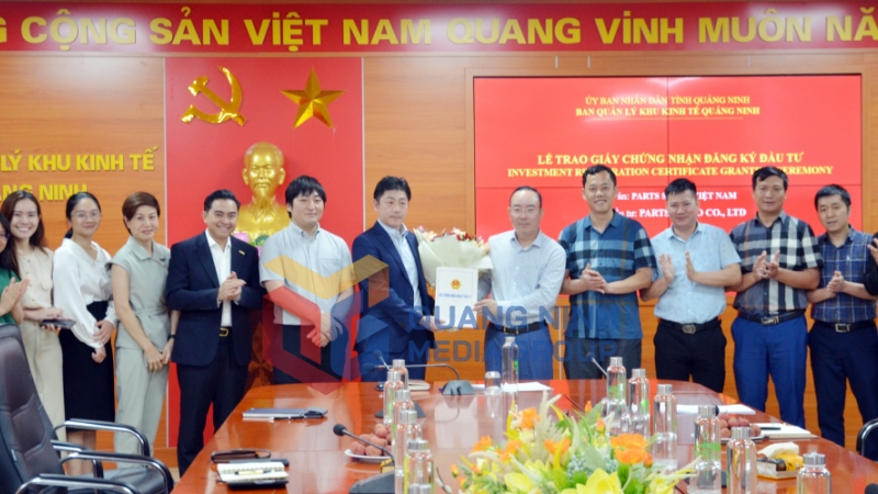 Ông Châu Thành Hưng, Phó trưởng Ban Quản lý Khu kinh tế tỉnh, trao giấy chứng nhận đăng ký đầu tư cho đại diện dự án Parts Seiko Việt Nam (7-2023). Ảnh: Dương Trường