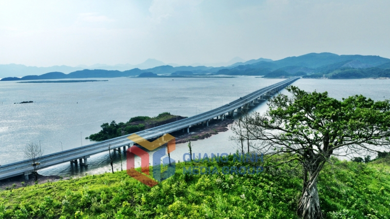 Cầu Vân Tiên dài hơn 1,5 km, nối liền hai huyện Vân Đồn và Tiên Yên (tỉnh Quảng Ninh) (7-2022). Ảnh: Đỗ Phương