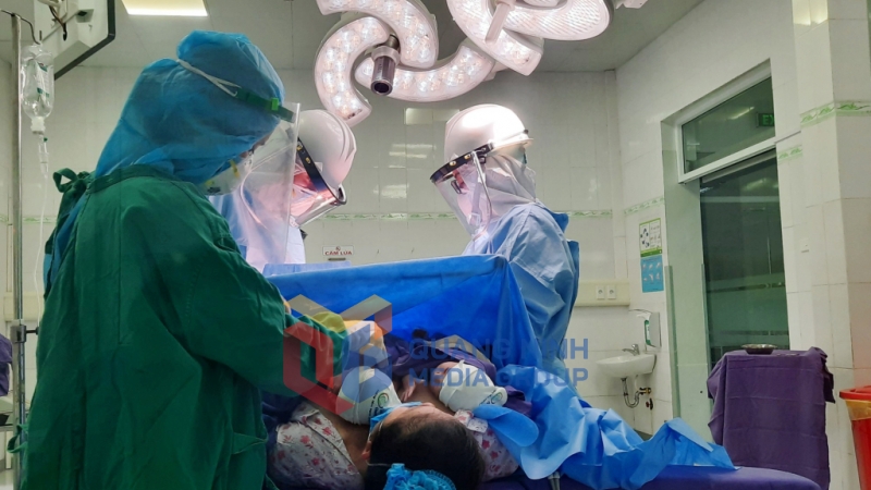 Ca phẫu thuật sinh con an toàn tại Bệnh viện (11-2018). Ảnh: Nguyễn Hoa