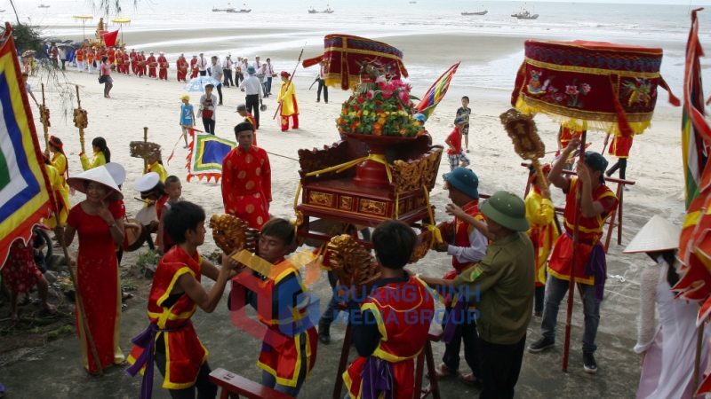 Đến miếu Đôi, đoàn rước dừng lại làm lễ cáo yết thành hoàng lấy chân hương rồi quay trở lại đình làng (6-2014). Ảnh: Dương Phượng Đại