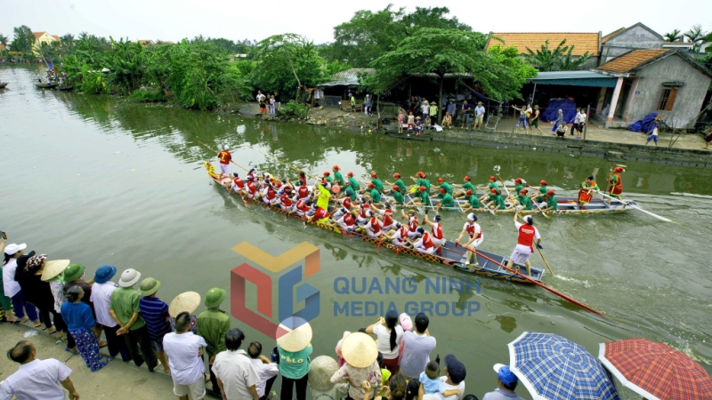 Sông quê là nơi diễn ra các cuộc thi bơi chải truyền thống (4-2017). Ảnh: Dương Phượng Đại.