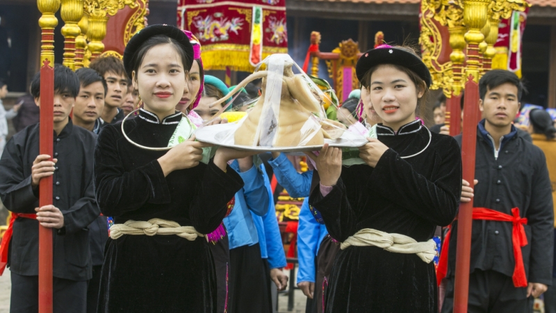Những cô gái Tày duyên dáng trong trang phục dân tộc truyền thống đi dự Lễ hội (2-2017). Ảnh: Dương Phượng Đại
