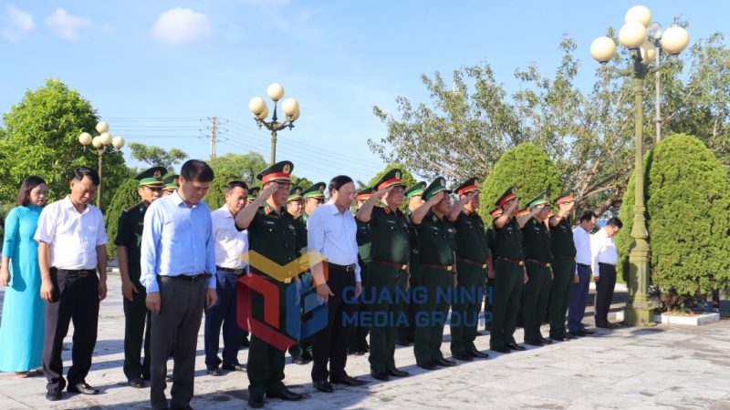 Đoàn công tác của Quân ủy Trung ương, Bộ Quốc phòng và lãnh đạo tỉnh Quảng Ninh đã đến dâng hương, dâng hoa tại Nghĩa trang liệt sĩ thành phố Móng Cái (7-2023). Ảnh: Minh Đức