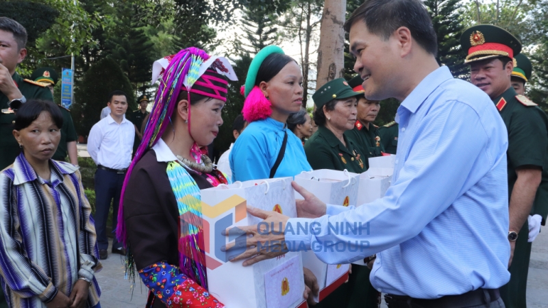 Đồng chí Bùi Văn Khắng, Phó Chủ tịch UBND tỉnh tặng quà cho các gia đình chính sách, thương bệnh binh, người có công với cách mạng (7-2023). Ảnh: Minh Đức