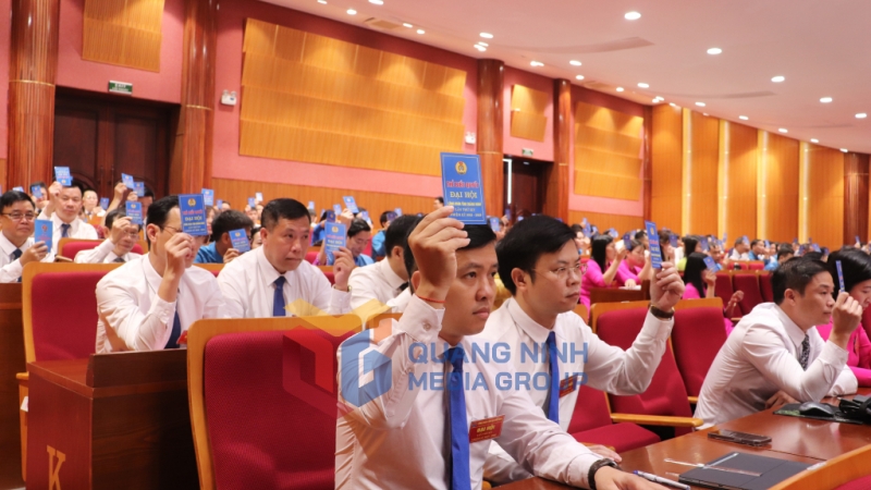 Các đại biểu biểu quyết thông qua Nghị quyết Đại hội (7-2023). Ảnh: Minh Đức