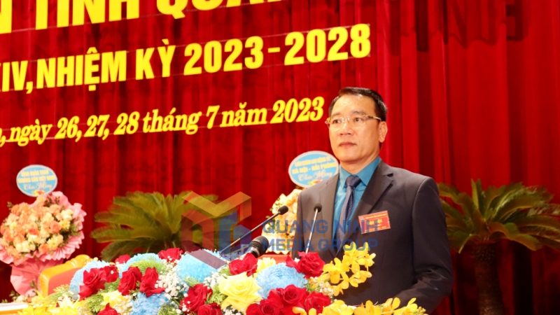 Đồng chí Tô Xuân Thao, Chủ tịch Liên đoàn Lao động tỉnh báo cáo chính trị tại Đại hội (7-2023). Ảnh: Thu Chung