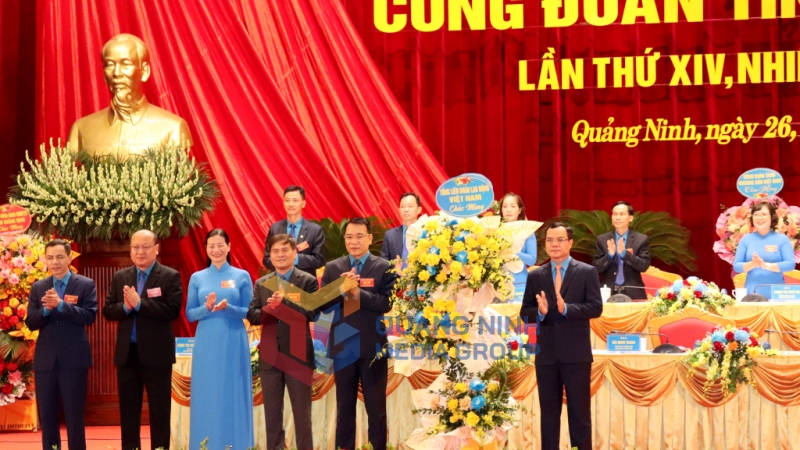 Tổng Liên đoàn Lao động Việt Nam tặng hoa chúc mừng Đại hội (7-2023). Ảnh: Thu Chung