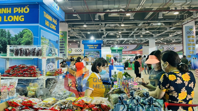 Khách hàng tham quan, mua sắm tại Hội chợ OCOP Quảng Ninh - Hè 2023 (5-2023). Ảnh: Hoàng Nhi