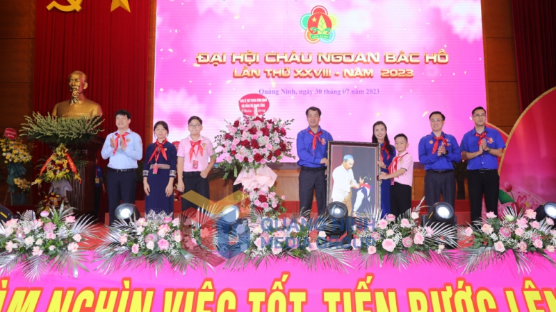 Bí thư Trung ương Đoàn Ngô Văn Cương tặng hoa chúc mừng Đại hội (7-2023). Ảnh: Đỗ Phương