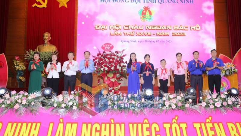 Các đồng chí lãnh đạo tỉnh Quảng Ninh tặng hoa chúc mừng Đại hội (7-2023). Ảnh: Đỗ Phương