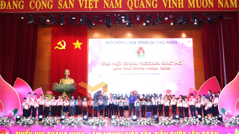Các đồng chí lãnh đạo tỉnh Quảng Ninh, Trung ương Đoàn tặng bằng khen tuyên dương Cháu ngoan Bác Hồ đối với 159 đội viên thiếu niên, nhi đồng là những tấm gương sáng trong học tập, rèn luyện, vượt khó vươn lên (7-2023). Ảnh: Đỗ Phương