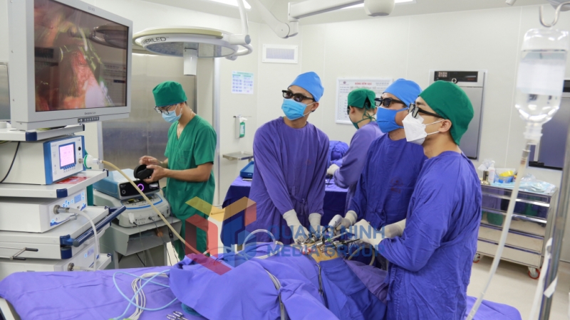 Bác sĩ Bệnh viện Đa khoa tỉnh thực hiện phẫu thuật nội soi 3D thành công cho bệnh nhân bị co thắt tâm vị (8-2023). Ảnh: Nguyễn Hoa