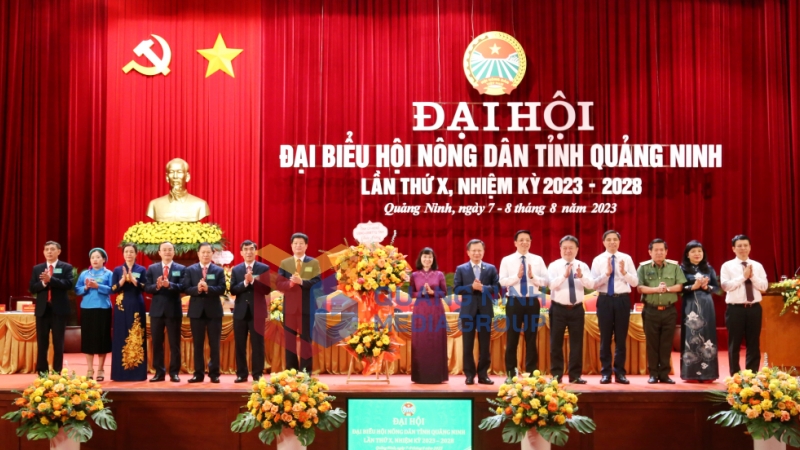 Các đồng chí lãnh đạo tỉnh tặng hoa chúc mừng Đại hội (8-2023). Ảnh: Nguyễn Thanh