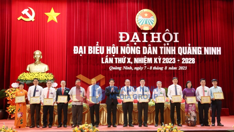Đồng chí Phạm Tiến Nam, Phó Chủ tịch Thường trực Ban Chấp hành Trung ương Hội Nông dân Việt Nam, trao Kỷ niệm chương 