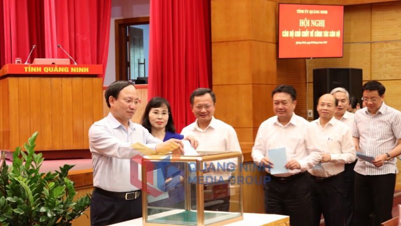 Các đại biểu bỏ phiếu giới thiệu nhân sự đủ điều kiện để quy hoạch tham gia Ban Chấp hành Trung ương Đảng khóa XIV (8-2023). Ảnh Thu Chung