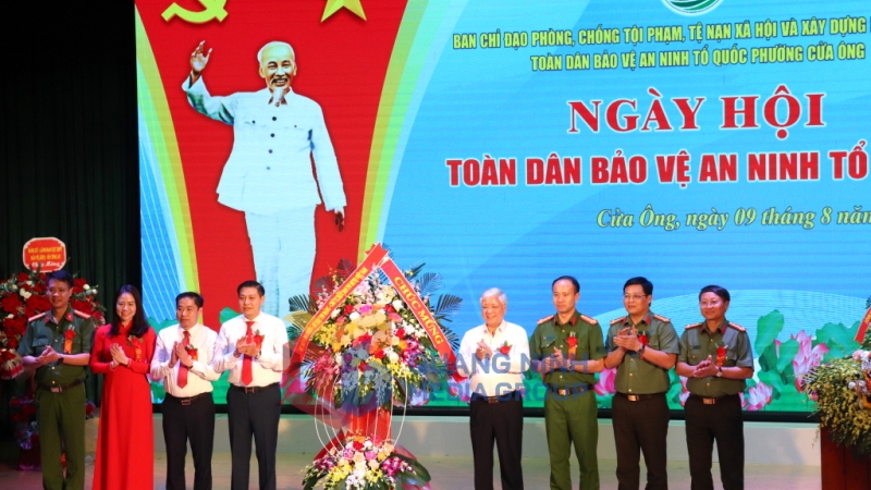Đồng chí Chủ tịch Ủy ban Trung ương MTTQ Việt Nam tặng hoa chúc mừng 