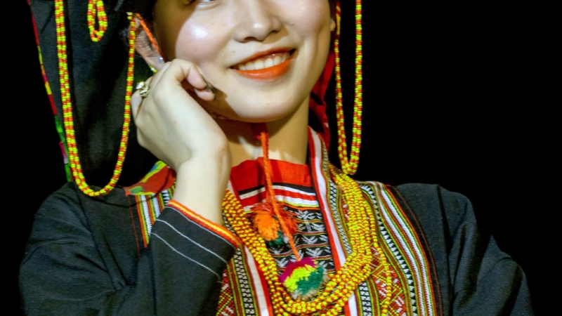 Thiếu nữ dân tộc Dao (Hoành Bồ) duyên dáng trong trang phục truyền thống. Ảnh Dương Phương Đại (CTV)