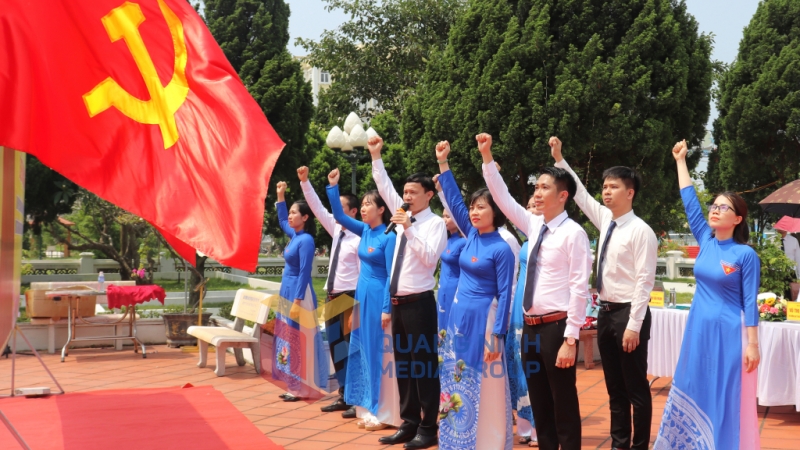 12 đảng viên mới được kết nạp của các chi, đảng bộ cơ sở trực thuộc Đảng bộ Sở Y tế tuyên thệ dưới cờ Đảng (8-2023). Ảnh: Thu Chung