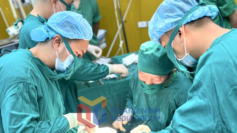2023-08_Phẫu thuật chấn thương sọ não cho người bệnh tại Trung tâm Y tế Móng Cái. Ảnh: Nguyễn Hoa