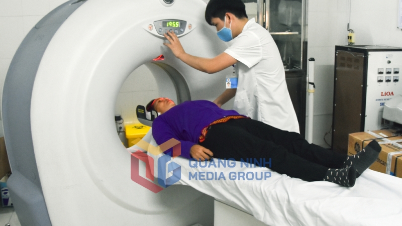 2023-06_Nhân viên Trung tâm Y tế TP TP Móng Cái thực hiện chụp cắt lớp cho người bệnh. Ảnh: Văn Bá
