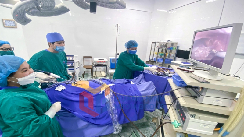 2023-08_Ca phẫu thuật nội soi cắt u xơ tử cung tại Trung tâm Y tế huyện Tiên Yên. Ảnh: Hoài Minh