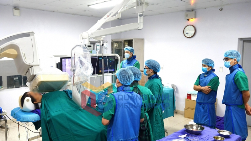 2023-08_Các bác sĩ khoa Tim mạch, Bệnh viện Bãi Cháy thực hiện đặt stent động mạch vành cho người bệnh. Ảnh: Nguyễn Hoa